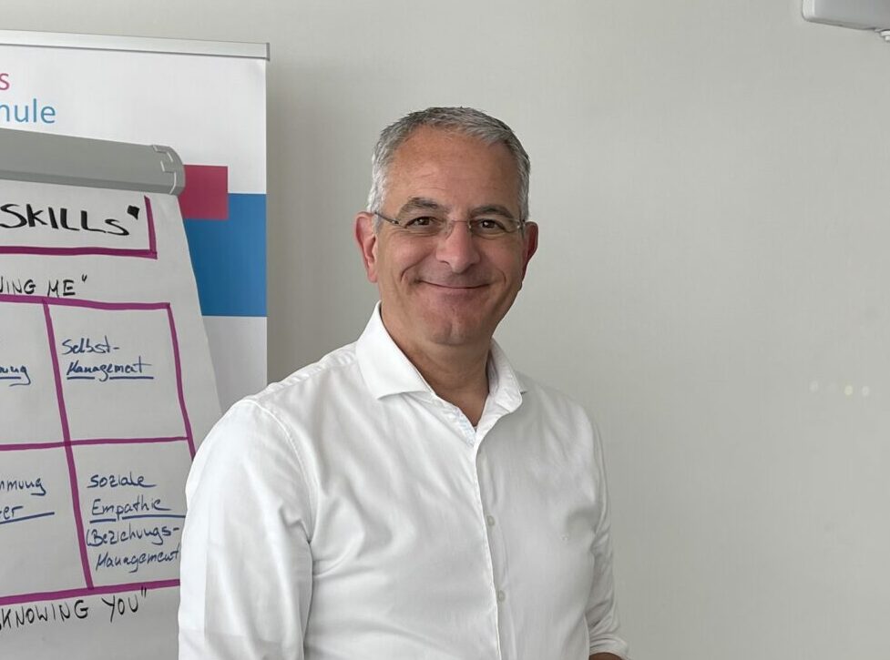 Valdemar Duarte bei der Kursvorbereitung in der EHS Lernwelt